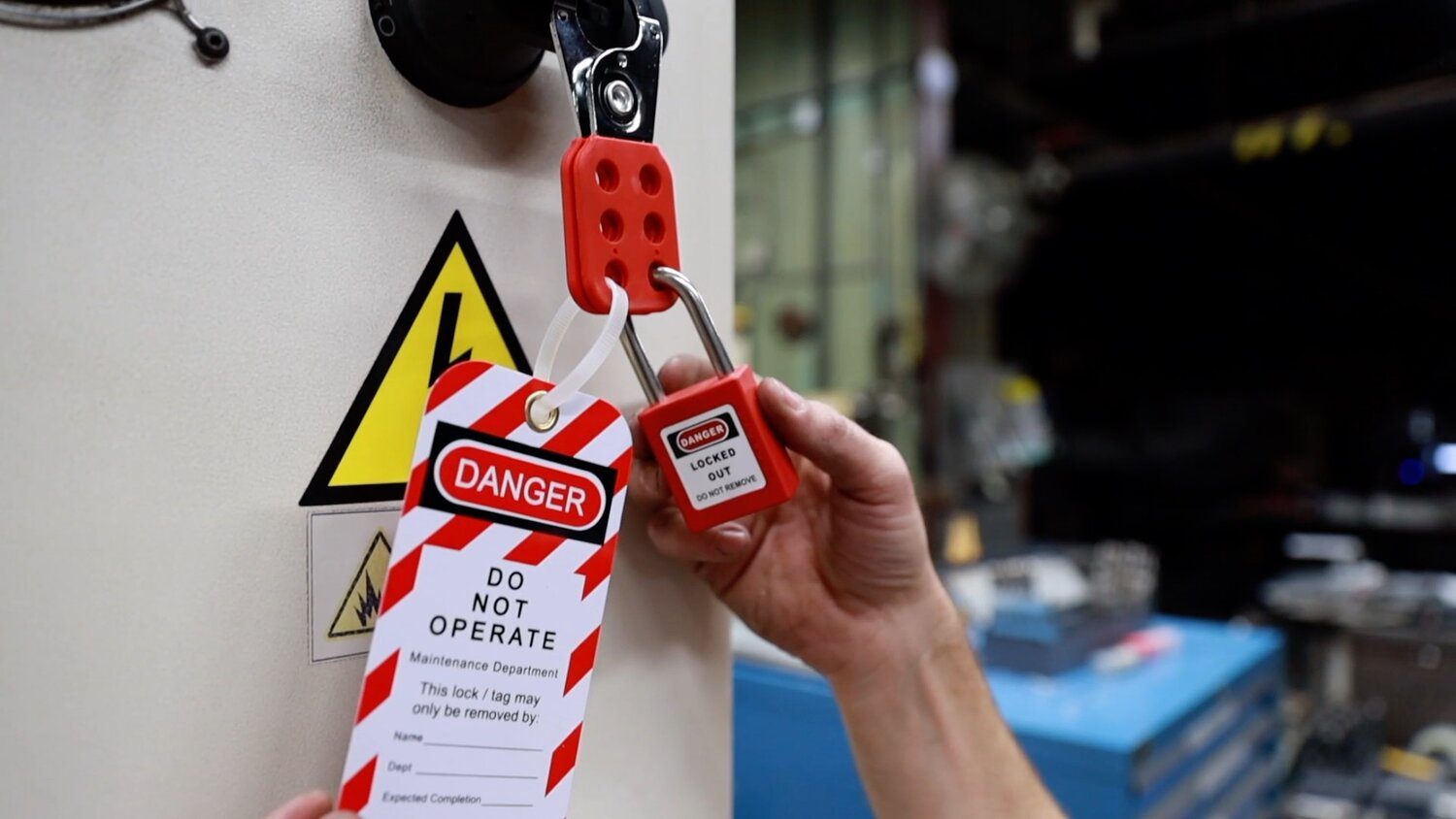 Công nhân sử dụng khóa Loto Master Lock trong quy trình Lockout Tagout tại nhà máy