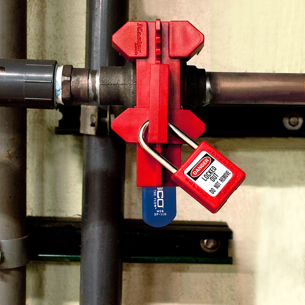 Kỹ sư sử dụng bộ dụng cụ Lockout Tagout từ nhà phân phối độc quyền Master Lock.